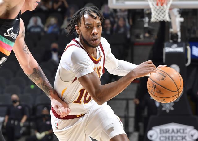 他的策略更 他的策略更