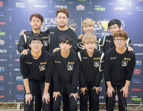 [NHL]马修斯、尼兰德各得三分 绿色枫叶主场大胜.